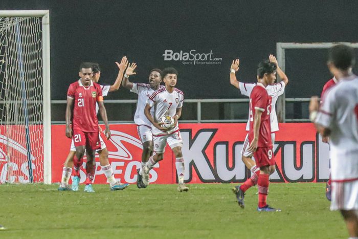 Pemain timnas U-17 Uni Emirat Arab, Ghaith Abdalla Almusharrkh (tengah), sedang merayakan gol bersama sejumlah rekannya saat bertanding dalam laga Kualifikasi Piala Asia U-17 2023 di Stadion Pakansari, Bogor, Jawa Barat, 5 Oktober 2022.