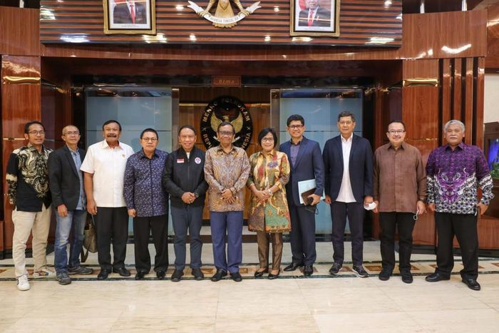 Rapat pertama Tim Gabungan Independen Pencari Fakta (TGIPF) untuk mencari akar masalah Tragedi Kanjuruhan  