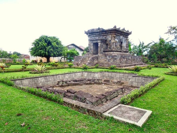 Potret Candi Badut yang telah dipugar di awal 1991-an. Candi ini merupakan peninggalan dari Kerajaan Kanjuruhan di Malang.