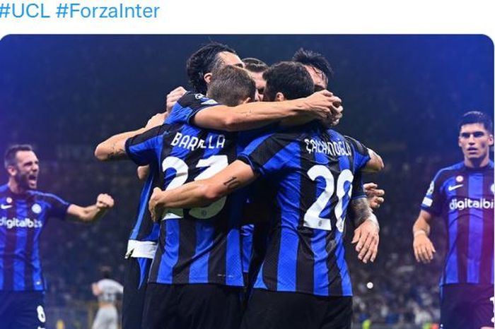 Gelandang Inter Milan, Hakan Calhanoglu, merayakan gol ke gawang Barcelona dalam laga Grup C Liga Champions di Stadion Giuseppe Meazza, Selasa (4/10/2022).