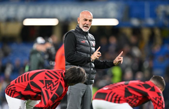 Stefano Pioli bicara dengan para pemain dalam pemanasan jelang duel Chelsea vs AC Milan di Liga Champions di Stamford Bridge, London (5/10/2022).