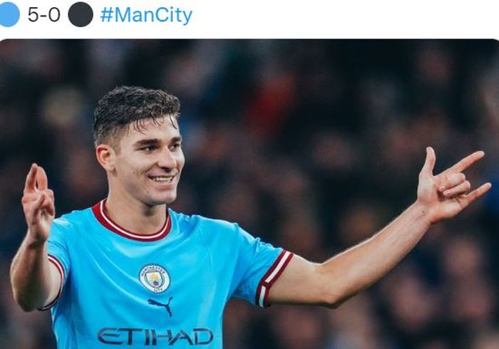 Striker Manchester City, Julian Alvarez, merayakan gol ke gawang Copenhagen dalam laga Grup G Liga Champions di Stadion Etihad, Rabu (5/10/2022).