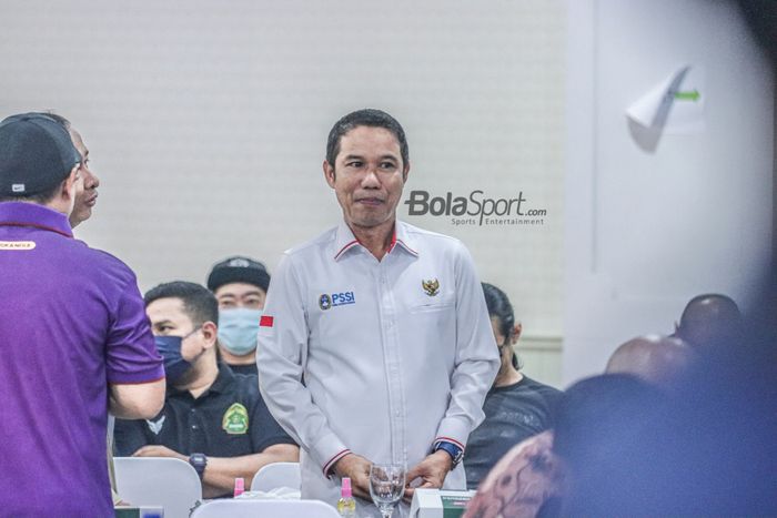 Sekretaris Jendral (Sekjen) PSSI, Yunus Nusi, tampak hadir dalam rapat evaluasi dan perbaikan prosedur pengamanan penyelenggaraan sepak bola nasional di Kemenpora, Jakarta, 6 Oktober 2022.