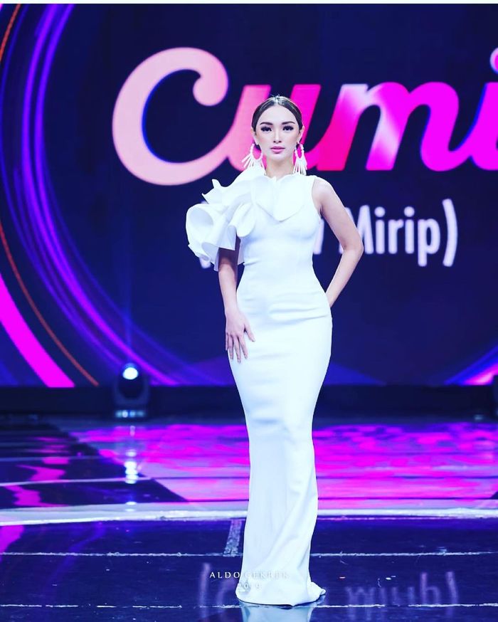 Zaskia Gotik dalam balutan gaun berukuran fotted pas body