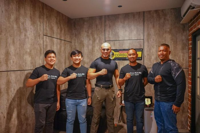 Pemilik Alpha Rules Drift Team, Deddy Corbuzier (tengah).