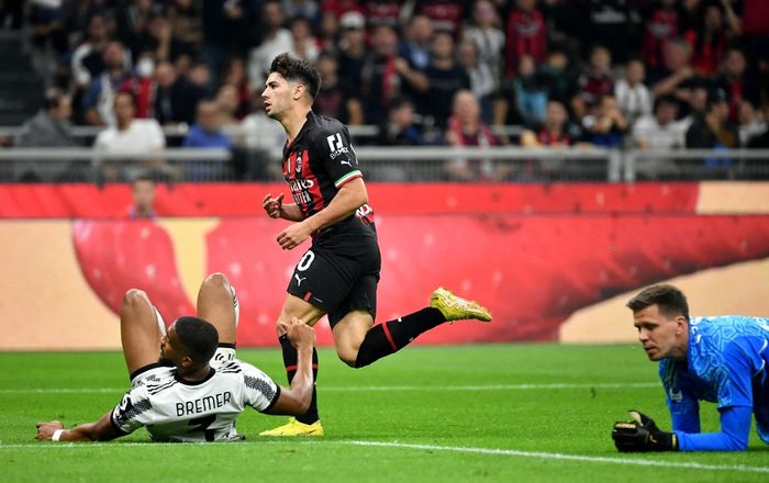 Wojciech Szczesny (kanan bawah) hanya terpaku setelah Brahim Diaz cetak gol dalam duel AC Milan vs Juventus pada lanjutan Liga Italia di San Siro (8/10/2022).