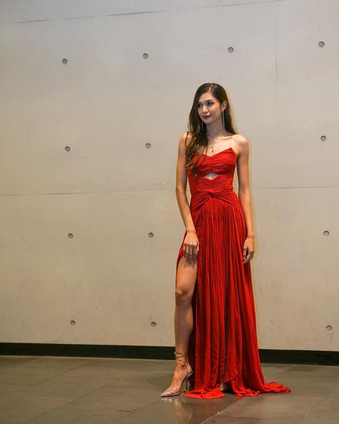 Dress merah Mikha Tambayong di BIFF 2022 rancangan Jeffry Tan