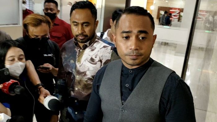 Rolland, pengacara Jessica Iskandar saat ditemui di Bareskrim Polri, Jakarta Selatan, Senin (10/10/2022).