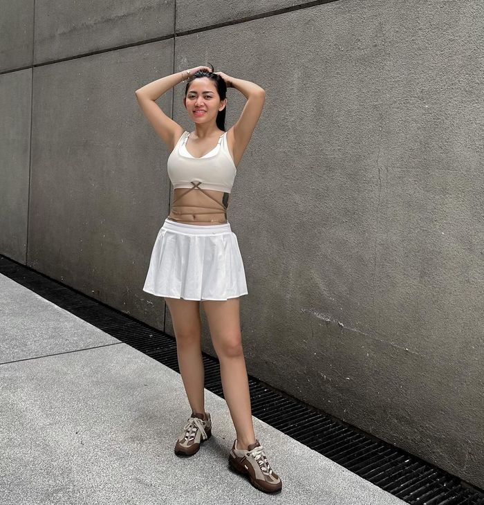 Rachel Vennya tampil bergaya kasual sporty pakai paduan crop top lilit