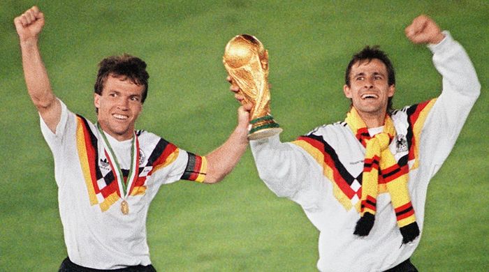 Pemain berjulukan Terminator, Lothar Matthaeus (kiri), meraih trofi Piala Dunia 1990 untuk timnas Jerman. Ia berpose dengan Pierre Littbarski.