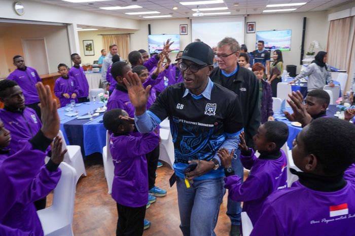 Kehangatan dalam kunjungan Papua Football Academy ke PT Freeport Indonesia di Tembagapura.