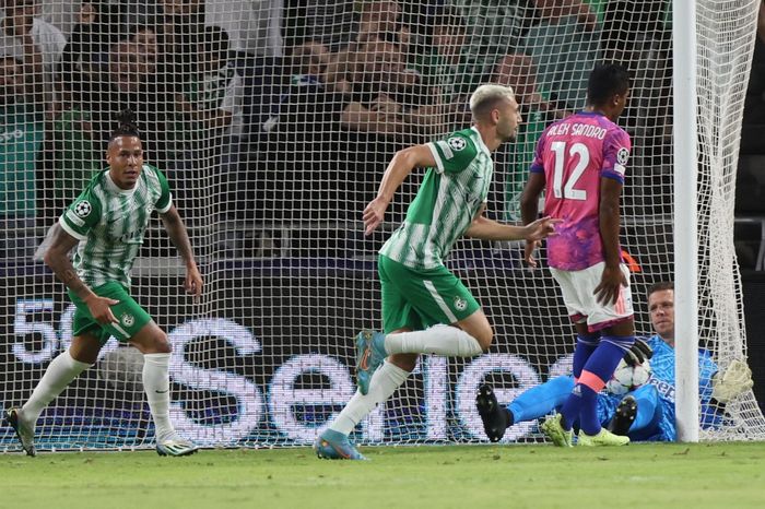 Winger Maccabi Haifa, Omer Atzily, merayakan gol ke gawang Juventus dalam laga Grup H Liga Champions di Stadion Sammy Ofer, Selasa (11/10/2022).