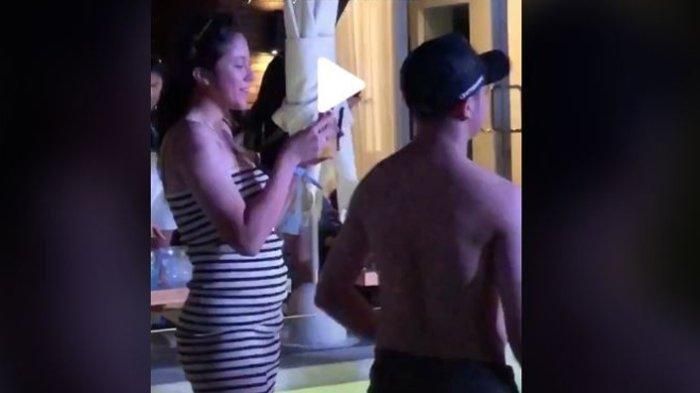 Video viral di TikTok yang menyorot perut buncit Sitha Marino saat bersama Bastian Steel.