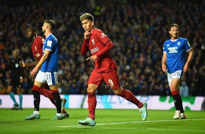 Penyerang Liverpool, Roberto Firmino, merayakan gol ke gawang Rangers dalam laga Grup A Liga Champions di Stadion Ibrox, Rabu (12/10/2022).