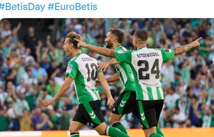 Gelandang Real Betis, Sergio Canales, merayakan gol ke gawang AS Roma dalam pertandingan Grup C Liga Europa di Stadion Benito Villamarin, Kamis (13/10/2022).