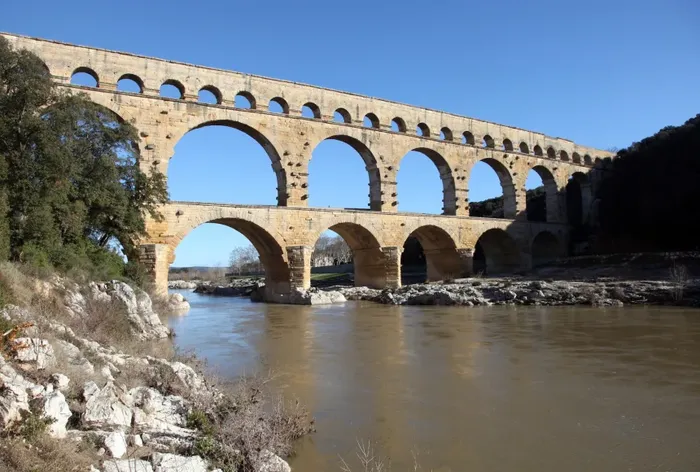 Saluran air Romawi kuno di Pont du Gard.