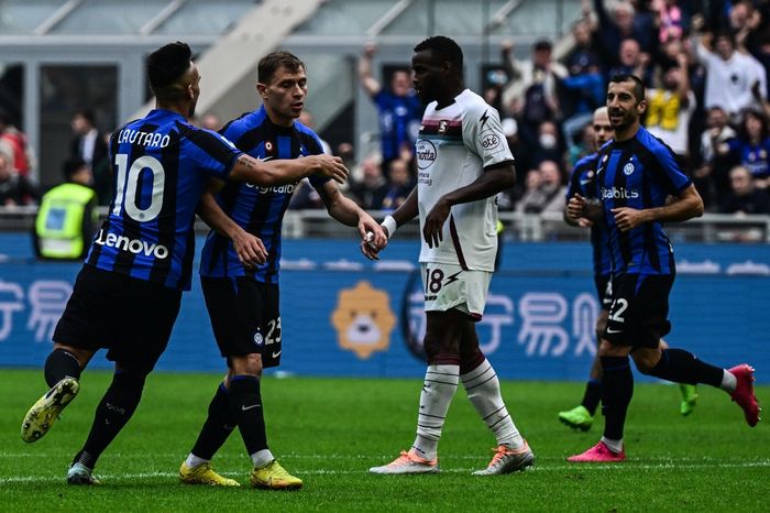 Nicolo Barella (23) turut mencetak gol ke gawang Salernitana saat Inter Milan menang di Giuseppe Meazza dalam lanjutan Liga Italia 2022-2023.