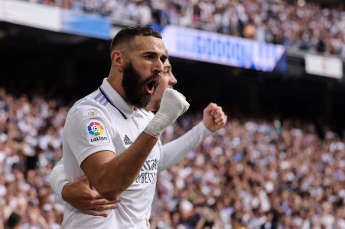 Striker Real Madrid, Karim Benzema, mencetak gol ke gawang Barcelona dalam laga Liga Spanyol 2022-2023.