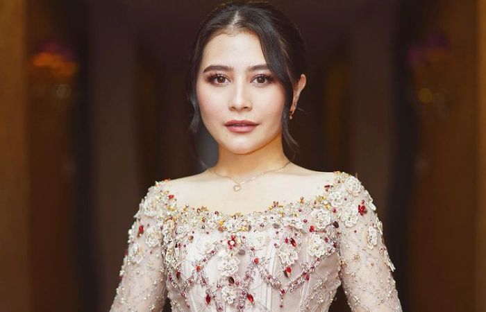 Prilly Latuconsina 