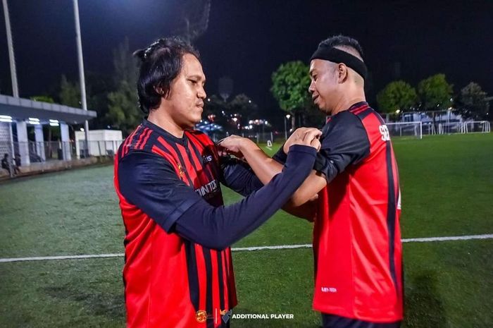 Pemain SJFC mengenakan pita hitam sebagai tanda duka atas tragedi Kanjuruhan