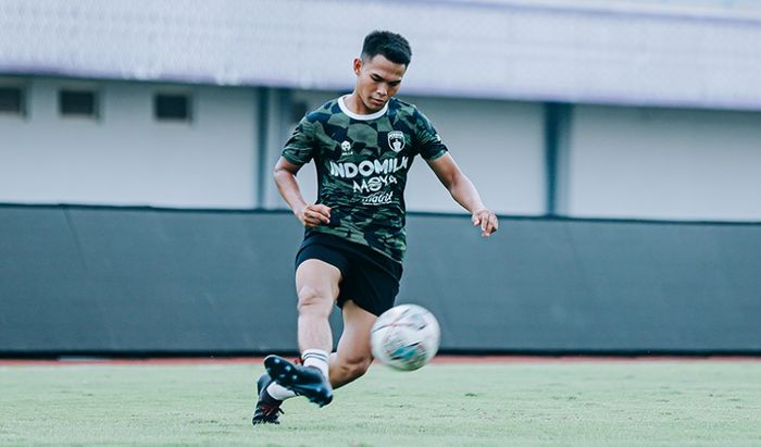 Gelandang Persita Tangerang, Rifky Dwi Septiawan, saat mengikuti latihan dengan tim