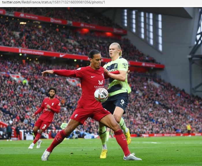 Virgil van Dijk dan Erling Haaland berduel dalam laga Liverpool kontra Manchester City di Liga Inggris 2022-2023, Minggu (16/10/2022).