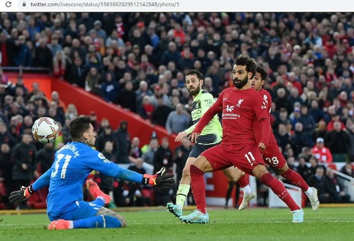 Winger Liverpool, Mohamed Salah, mencetak gol ke gawang Manchester City dalam partai pekan ke-11 Liga Inggris 2022-2023, Minggu (16/10/2022).