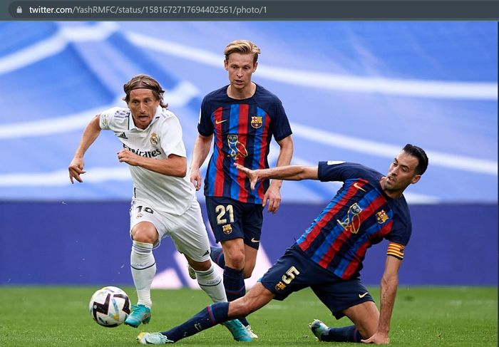 Momen Luka Modric berhasil melewati hadangan dua gelandang Barcelona, Sergio Busquets dan Frenkie de Jong pada laga el clasico pekan ke-9 Liga Spanyol 2022-2023.