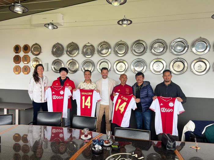 Perwakilan PSSI yakni Indra Sjafri, Jongjin Kim, dan Hamdan Hamedan saat menjalin pertemuan dengan tim Liga  Belanda Ajax Amsrterdam.