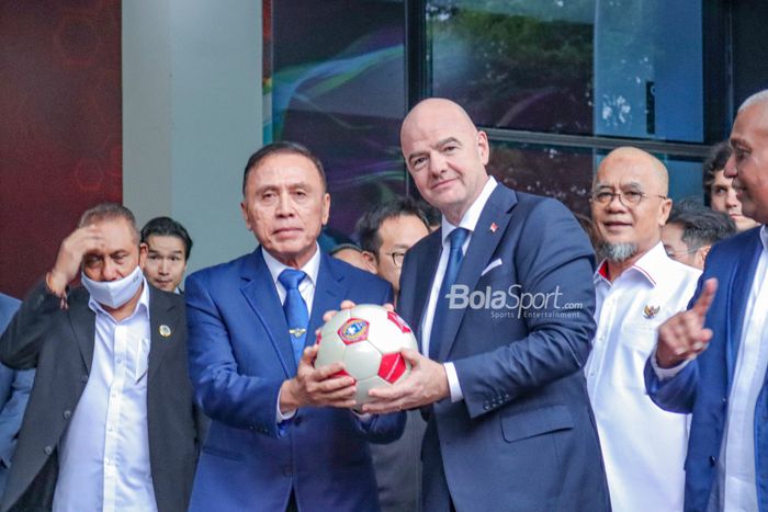 Ketua Umum PSSI, Mochamad Iriawan (kiri), tampak memberikan bola kepada Gianni Infantino (kanan) selaku Presiden FIFA di GBK Arena, Senayan, Jakarta, 18 Oktober 2022.