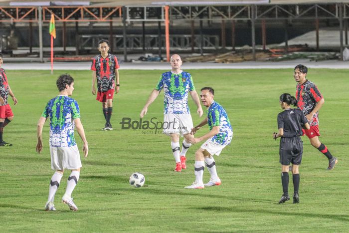 Presiden FIFA, Gianni Infantino (tengah), tampak sedang bermain sepak bola dengan Mochamad Iriawan (kanan) selaku Ketua Umum PSSI di Stadion Madya, Senayan, Jakarta, 18 Oktober 2022.
