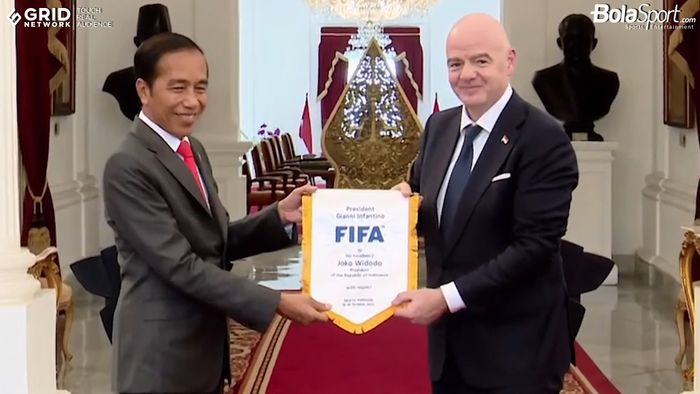 Presiden Indonesia, Joko Widodo (Kiri), Presiden FIFA, Gianni Infantino (kanan),Istana Merdeka, Jakarta, 18 Oktober 2022.