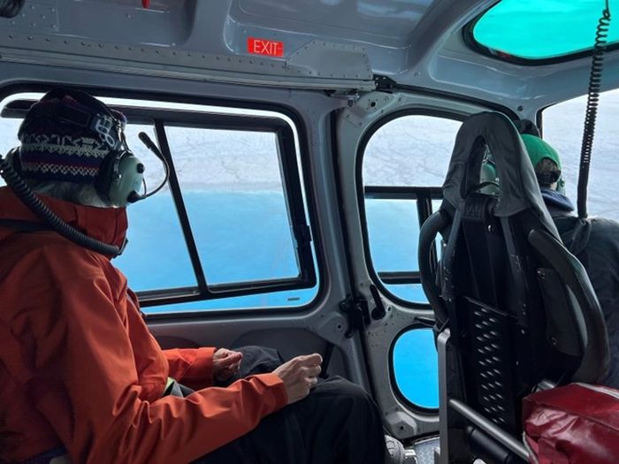 Associate Professor Laura Stevens (kanan) dan rekan penulis Profesor Meredith Nettles (kiri, Universitas Columbia) mendekati danau supraglasial Greenland melalui helikopter.