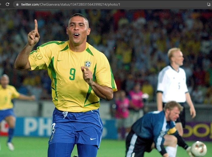 Ronaldo Nazario merayakan gol yang dicetak ke gawang Oliver Kahn dalam partai final Piala Dunia 2002 antara timnas Brasil dan timnas Jerman.