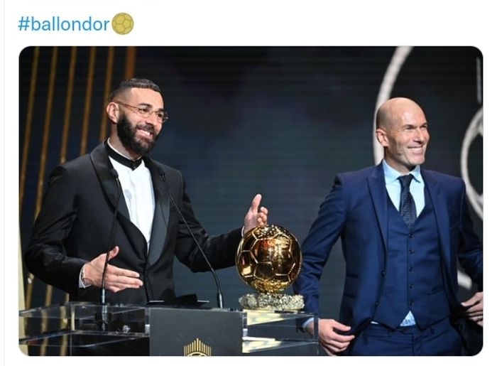 Karim Benzema (kiri) bersama Zinedine Zidane dalam penganugerahaan Ballon d'Or di Paris (17/10/2022).