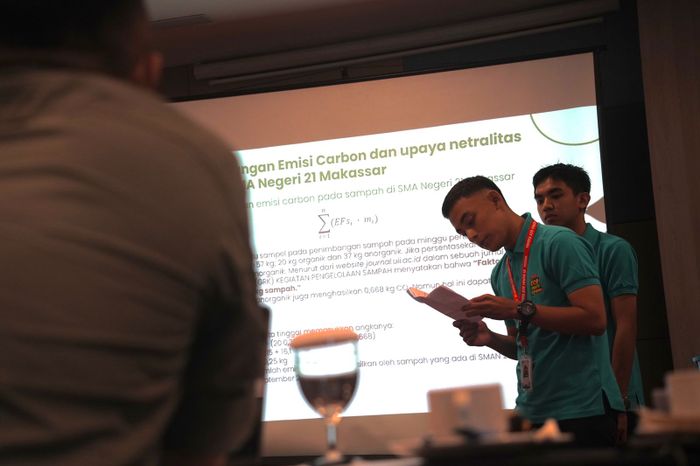 Kelompok finalis Toyota Eco Youth menjelaskan metode penghitungan emisi karbon yang dihasilkan dari proyek mereka. Proyek mereka memiliki harapan untuk pengurangan karbon Indonesia di masa depan jika bisa berjejaring dengan tepat.