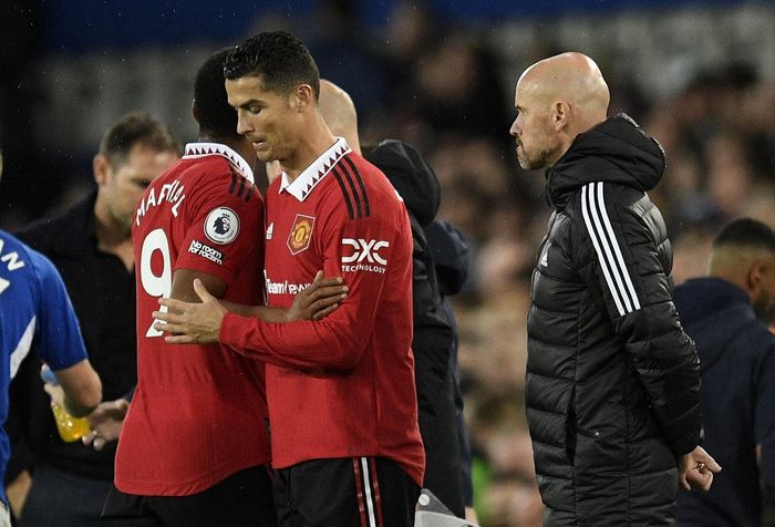 Cristiano Ronaldo saat dimasukkan Erik ten Hag menggantikan Anthony Martial dalam laga Liga Inggris Everton vs Manchester United di Goodison Park (9/10/2022).