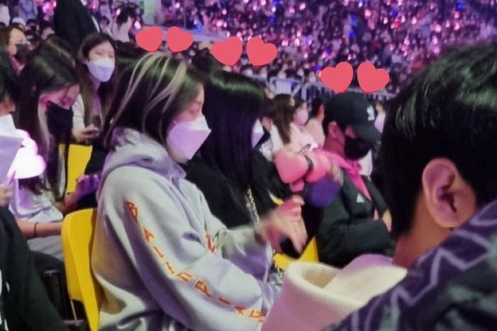 Potret Park Bo Gum nonton konser BLACKPINK dan duduk di samping Jihyo dan Mina TWICE.