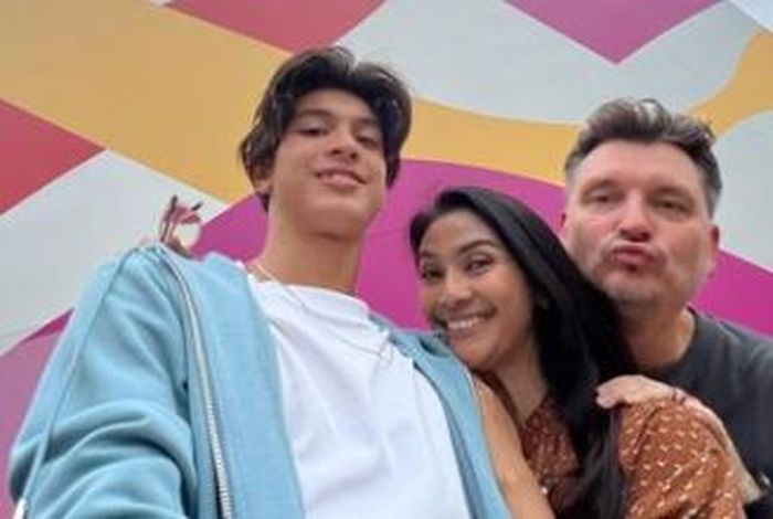 Maudy Koesnaedi bersama suami dan anaknya