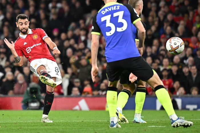 Bruno Fernandes mencetak gol untuk Manchester United ke gawang Tottenham Hotspur dalam pekan 12 Liga Inggris 2022-2023 di Stadion Old Trafford, Rabu (19/10/2022).