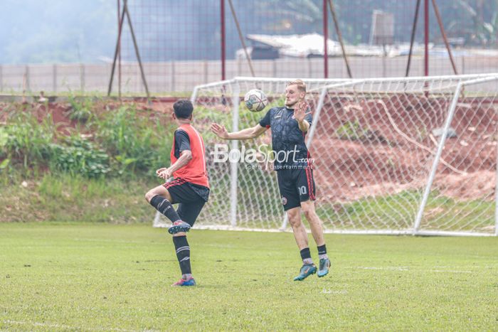 Gelandang serang Persija Jakarta, Hanno Behrens (kanan), sedang menguasai bola saat berlatih di Lapangan Nirwana Park, Sawangan,  Jawa Barat, 20 Oktober 2022.