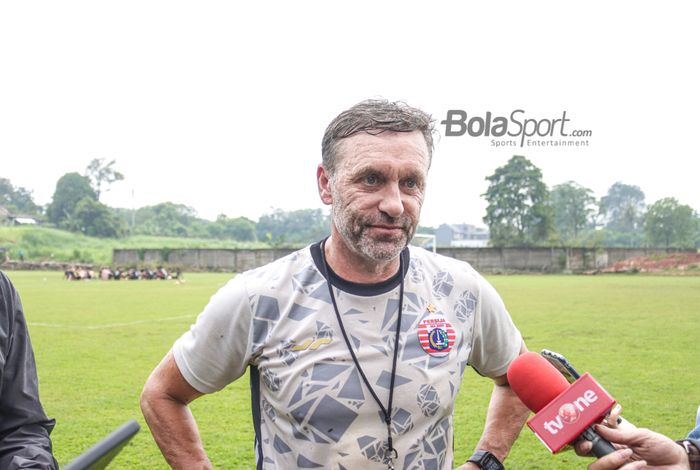 Pelatih Persija Jakarta,  Thomas Doll, sedang memberikan keterangan awak media di Lapangan Nirwana Park, Sawangan,  Jawa Barat, 20 Oktober 2022.