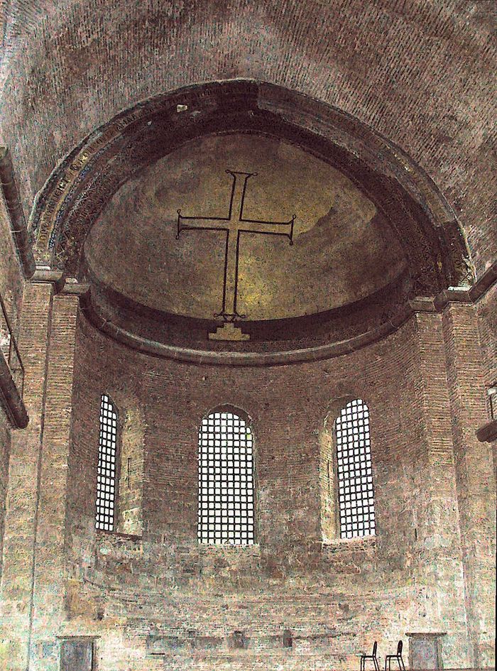 Salib di Hagia Eirene, Istanbul. Contoh utama seni selama ikonoklasme Bizantium.