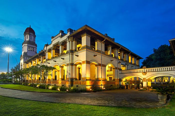 Pemandangan gedung Lawang Sewu di malam hari.
