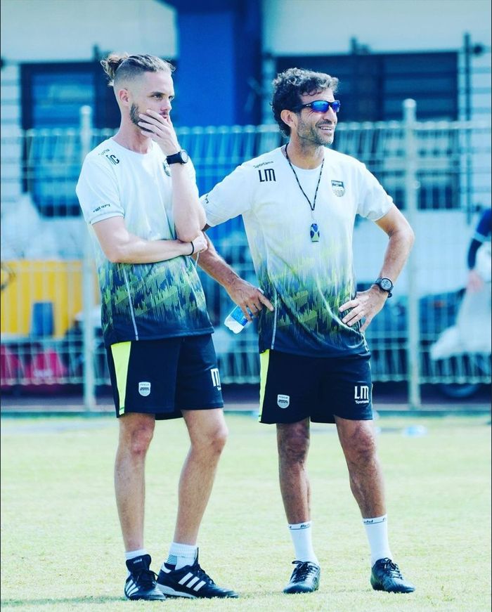 Asisten pelatih Persib Bandung Manuel Perez Cascallana bersama Luis Milla.