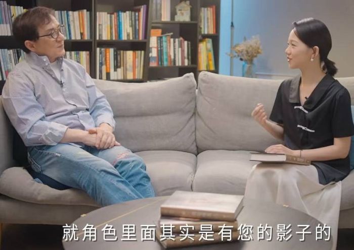 Jackie Chan dalam wawancara dalam acara Chinese talk show Shidian Talk.