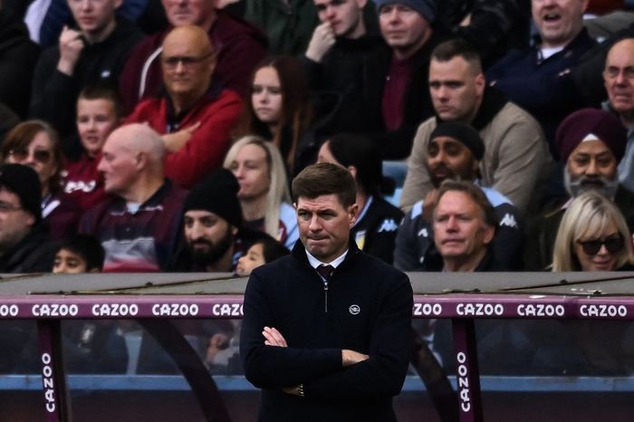 Ekspresi pelatih Aston Villa, Steven Gerrard, dalam laga Liga Inggris kontra Chelsea di Stadion Villa Park, 16 Oktober 2022.