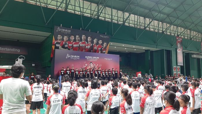 Peserta Audisi Umum PB Djarum 2022 saat pembukaan audisi bersama 15 legenda bulu tangkis yang tergabung dalam tim pencari bakat di GOR Djarum, Kudus, Rabu (20/10/2022).