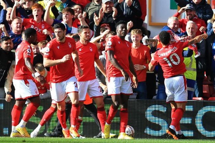 Pemain Nottingham Forest merayakan gol Taiwo Awoniyi ke gawang Liverpool di Liga Inggris (22/10/2022).