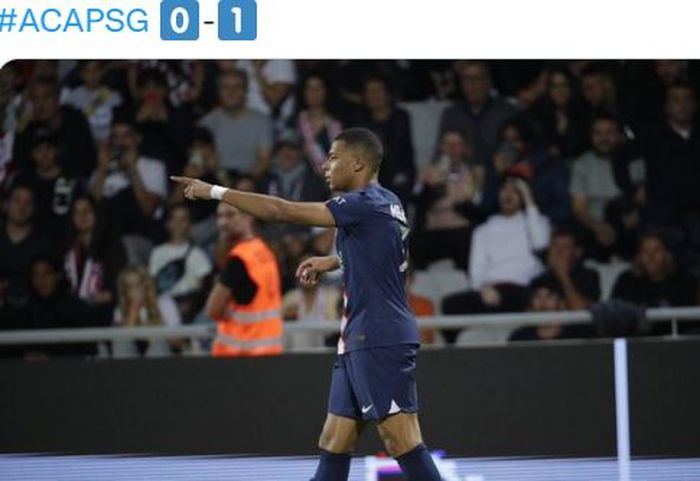 Striker Paris Saint-Germain, Kylian Mbappe, merayakan gol dalam laga Liga Prancis kontra Ajaccio di Stadion Francois Coty, Jumat (21/10/2022).